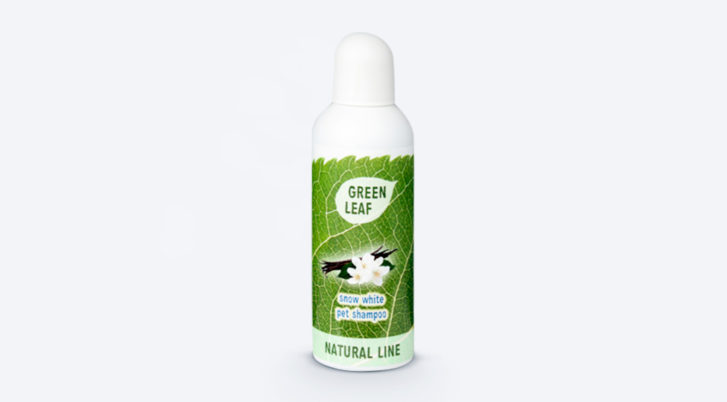Produkt szampon dla psów z białą sierścią podkreślający jej kolor nawilżający i łagodzący podrażnienia bez silikonów i parabenów Green Leaf 250 ml