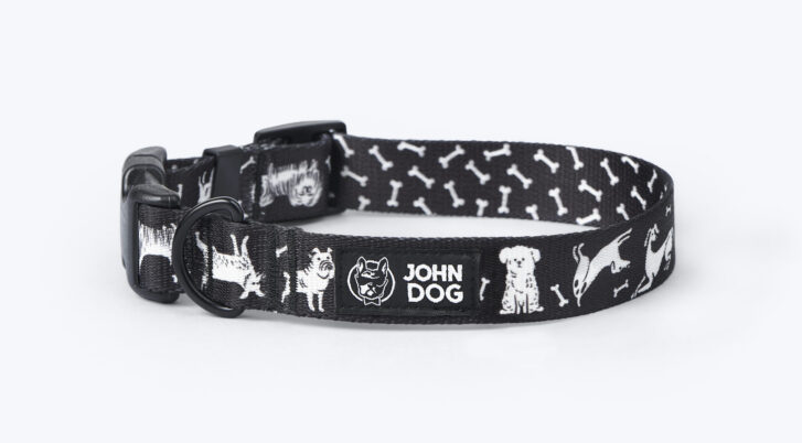 Czarna obroża dla psa John Dog Black Comics z białymi wzorkami piesków z zewnątrz i kostek od wewnątrz.