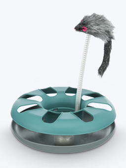 Zbliżenie na zabawkę dla kota z kulką i myszką.