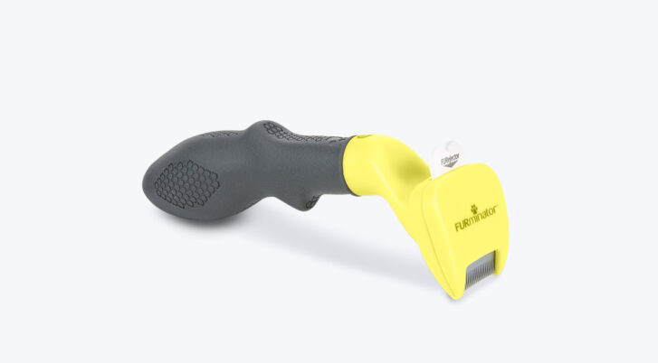 Furminator do usuwania podszerstka psów ras krótkowłosych dla psów miniaturowych.