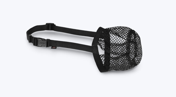 Czarny kaganiec z siatki dla psa marki Trixie chroniący przed zjadaniem śmieci