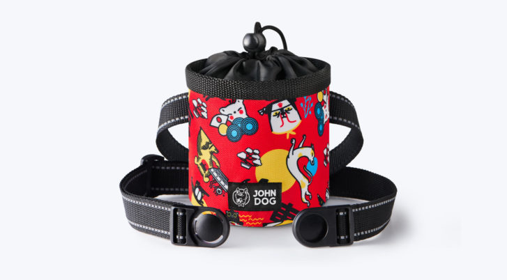 Czerwona saszetka na smakołyki dla psa z kolekcji Tokyo marki John Dog wyposażona w praktyczny ściągacz.