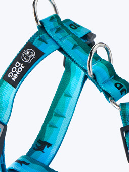 Zbliżenie na niebieskie szelki City dla psa z literkami JD i wzorkiem w małe pieski.