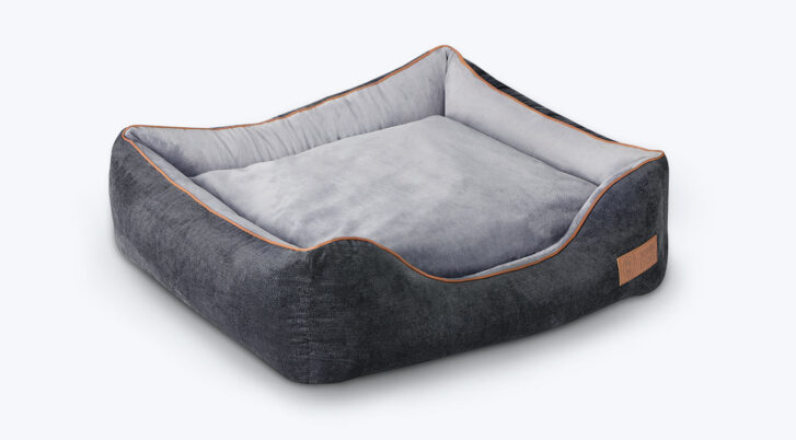 1. Szare legowisko dla psa John Dog z jasnoszarą poduszką i jasnobrązowym obszyciem krawędzi.