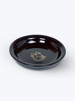 Czarny talerz dla kota z ceramiki ze złotym rysunkiem kota na dnie.