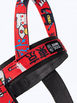 Zbliżenie na kolorowy, orientalny wzór, na materiał i metkę John Dog czerwonych szelek Tokyo z czarną lamówką.