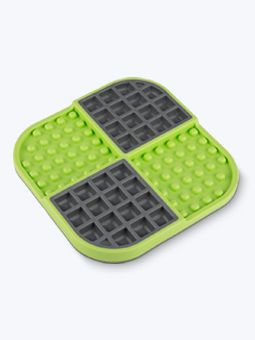 Szaro-zielona mata do lizania dla psa LickiMat z wypustkami i wgłębieniami.