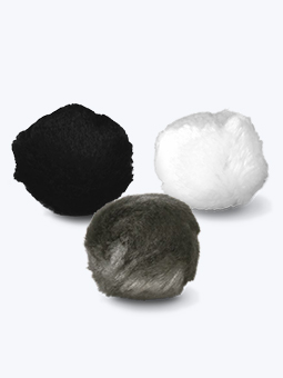 Trzy piłki pluszowe - biała, szara i czarna, do zabawy dla kota.