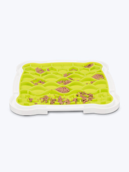 Zielona mata marki TRixie do lizania ze smakołykami dla psa.