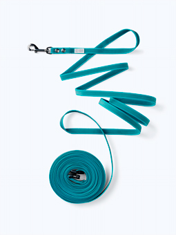 Rozwinięta niebieska smycz treningowa o długości 8m marki John Dog.