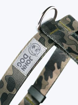 Zbliżenie na odblaskową naszywkę marki John Dog na szelkach typu gurd kolekcja MORO.