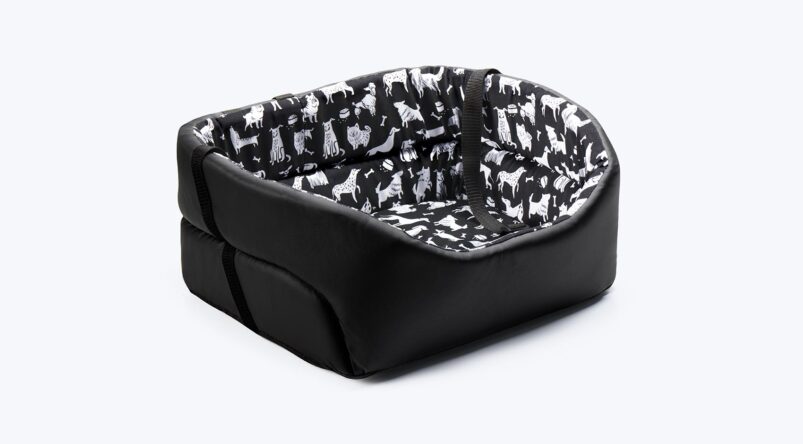 Fotelik samochodowy dla psa koloru czarnego ze wzorem w pieski w środku marki John Dog kolekcja Comics.