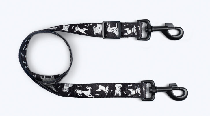 Samochodowy pas bezpieczeństwa dla psa z dwoma karabińczykami na końcach o długości maksymalnej 80cm marki John Dog.