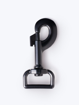 Zbliżenie na karabińczyk do krótkiej smyczy treningowej z amortyzatorem.