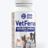 Przy opakowaniu Vetferus Golden kwasów Omega 3 dla psa leżą kapsułki.