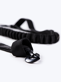 Zbliżenie na karabińczyk do smyczy treningowej dla psa.