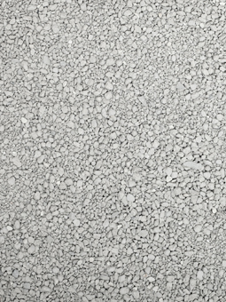 Zbliżenie na zawartość opakowania z bentonitowym żwirkiem.