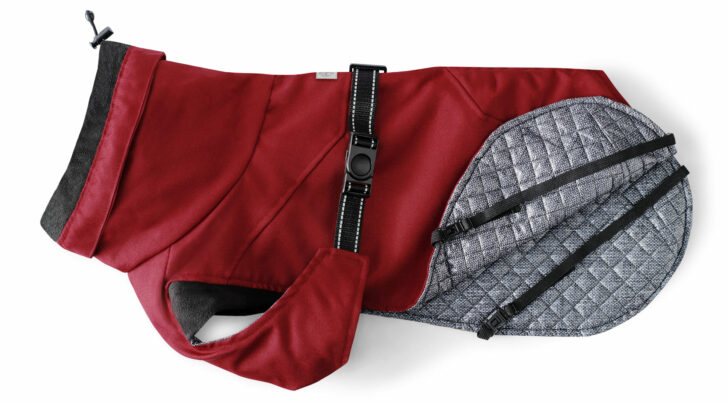 Czerwona kurtka dla psa z czarnymi elementami. Jesienna kurtka pikowana od środka z regulacją rozmiaru marki John Dog.