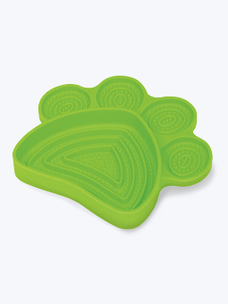Zielona mata z silikonu do lizania dla psa lub kota w kształcie łapki.