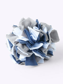 Zabawka dla psa pompon węszenia w różnych kolorach, dostępny w dwóch rozmiarach 15 i 30 cm.