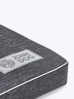 Zbliżenie na metkę odblaskową na legowisku dla psa z kolekcji John Dog Black.