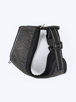 Szelki bezuciskowe dla psa z taśmą odblaskową w kolorze czarnym, widok z boku.