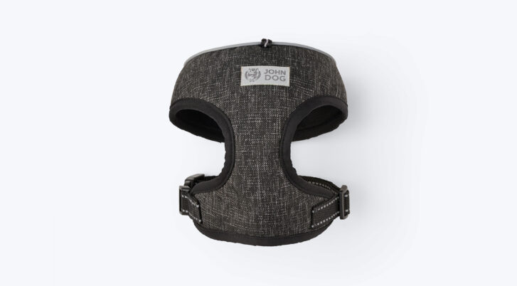 Szelki bezuciskowe dla psa z taśmą odblaskową w kolorze czarnym.