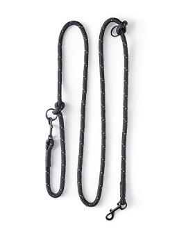 Smycz przepinana marki John Dog wykonana z trwałej, plecionej liny w kolorze czarnym, wykończona metalowymi elementami. Design smyczy zapewnia wygodę i bezpieczeństwo podczas spacerów.