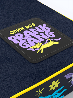 Zbliżenie na naszywkę na legowisku typu materac dla psa z kolekcji John Dog Prank Gang