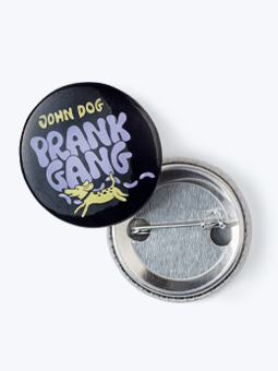 Czarna przypinka z kolekcji John Dog Prank Gang z dynksem