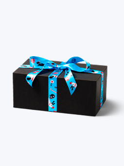 Czarne pudełko owinięte niebieską, świąteczną wstążką do pakowania prezentów marki John Dog