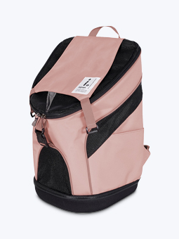 Różowy plecak transportowy dla psa, zapięty, widok przodu, marka Ibiyaya