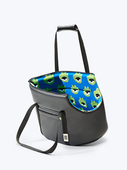 Torba dla psa, obita czarną ekoskórą, w środku tkanina z printem z kolekcji hej, hau, hello, marka John Dog