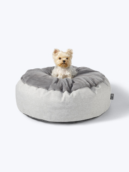 York na małym, szarym, owalnym legowisku dla psa marki John Dog