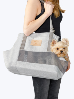 Modelka z yorkiem w szara torbie z siatką na ramie transporterze dla psa lub kota marki John Dog