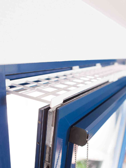 Plastikowa kratka zabezpieczająca na okno.