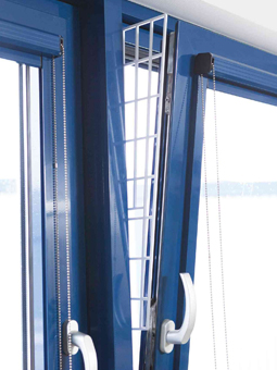 Plastikowa biała kratka zabezpieczająca na bok okna uchylnego, marki Trixie