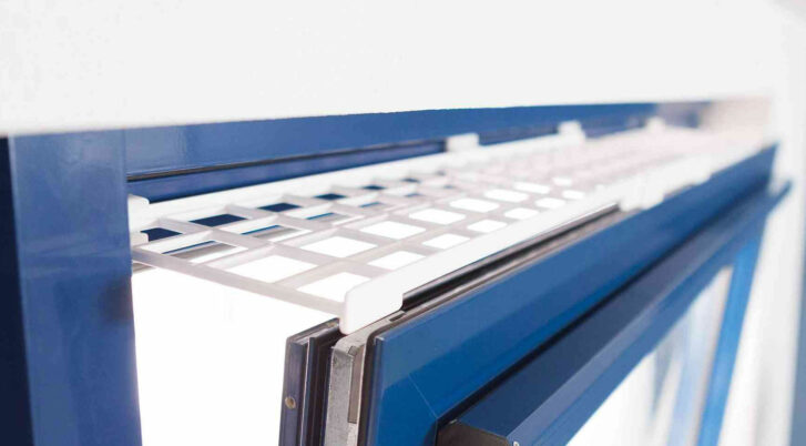 Plastikowa biała kratka zabezpieczająca na górę okna uchylnego, marka Trixie.