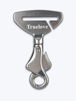 Srebrna klamra do przypięcia psa do pasa samochodowego, z logo marki Trulove, awers.