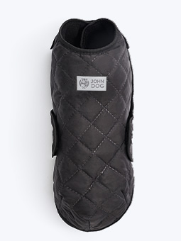 Czarna pikowana kurtka dla psa, z odblaskową metką, widok od góry, marka John Dog.