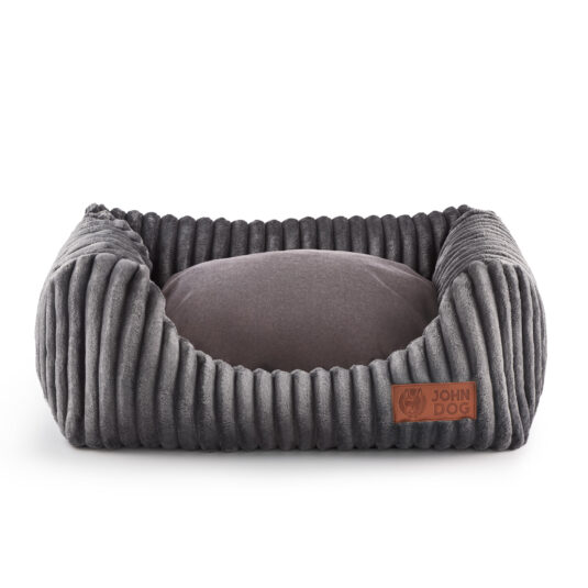 Prążkowane legowisko w kolorze szarym, z wyciągniętą poduchą łatwą w czyszczeniu. Legowisko jest miękkie i przyjemne w dotyku.