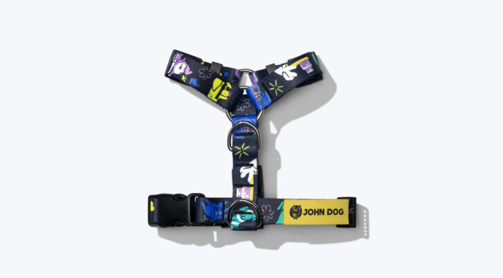 Szelki guard dla psa, położone na płasko, wykonane z taśmy z autorskim printem Prank Gang, duża żółta metka marki John Dog.