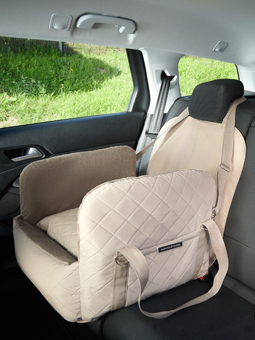 Fotelik samochodowy dla psa, wykonany z weluru i pikowanej bawełnianej tkaniny, w kolorze bezowym. Zdjęcie przedstawia jego wygląd na tylnej kanapie w aucie, kolekcja Travel, marki John Dog.