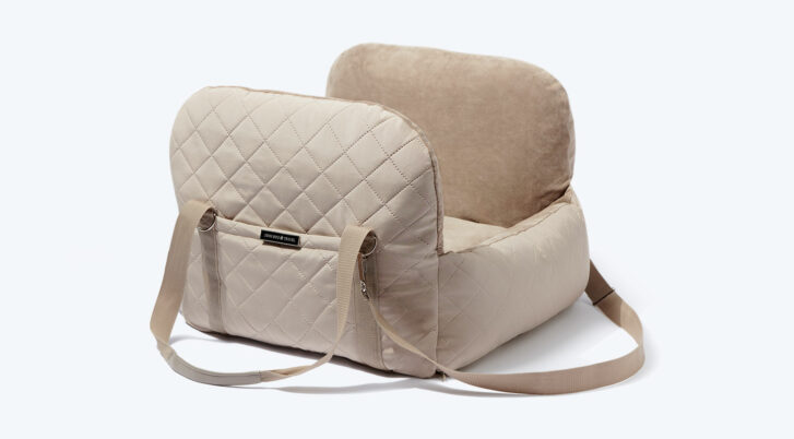 Fotelik samochodowy dla psa, wykonany z weluru i pikowanej bawełnianej tkaniny, w kolorze bezowym, widok z profilu. Kolekcja Travel, marki John Dog.