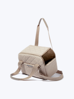 Torba transportowa dla psa, wykonana z bawełnianej pikowanej tkaniny i weluru w kolorze beżowym. Widok przodu i boku torby oraz pasów. Kolekcja travel, marka John Dog.