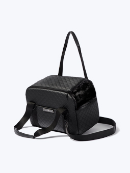 Torba transportowa dla psa, wykonana z ekoskóry i weluru w kolorze czarnym. Widok przodu i boku torby oraz pasów. Kolekcja travel, marka John Dog.