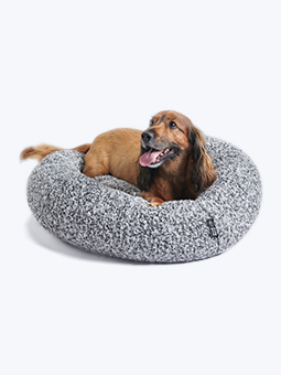 Legowisko oponka marki John Dog w kolorze biało-szarym, rozmiar L, na nim leży piesek w typie cocker spaniela.