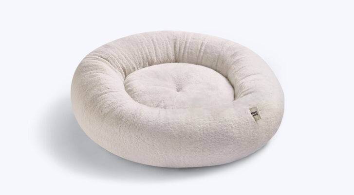 Legowisko owalne oponka w kolorze beżowo-kremowym, dla psa, marka John Dog, rozmiar M.