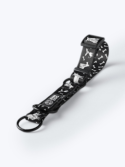 Obroża półzaciskowa dla psa, w kolorach czarno-białym, kolekcja black comics, widok detalu, marka John Dog.