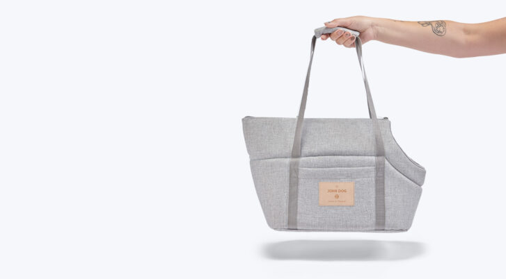 Bok torby transportowej dla psa, torba w kolorze szarym, skórzana metka z logo, marka John Dog.